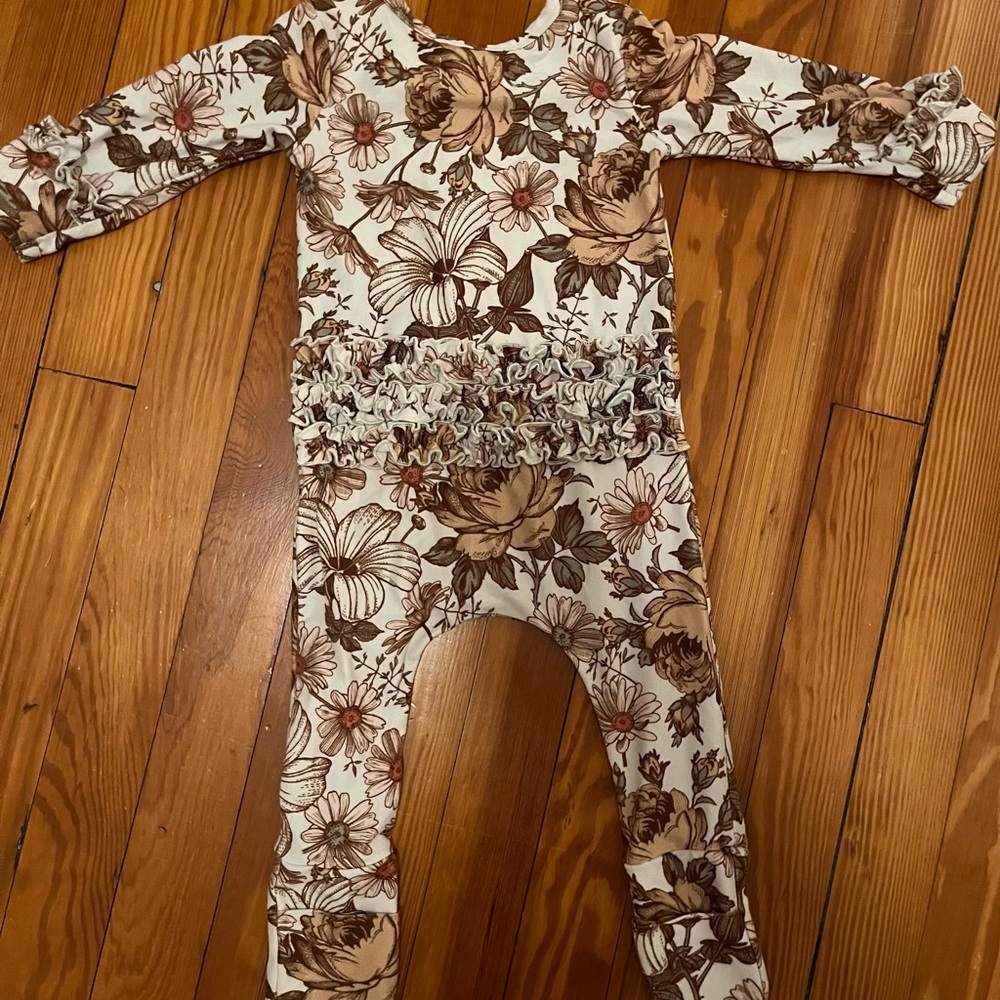 Sweethoney lounge/pajamas-ruffled bottoms. Size 18 months.